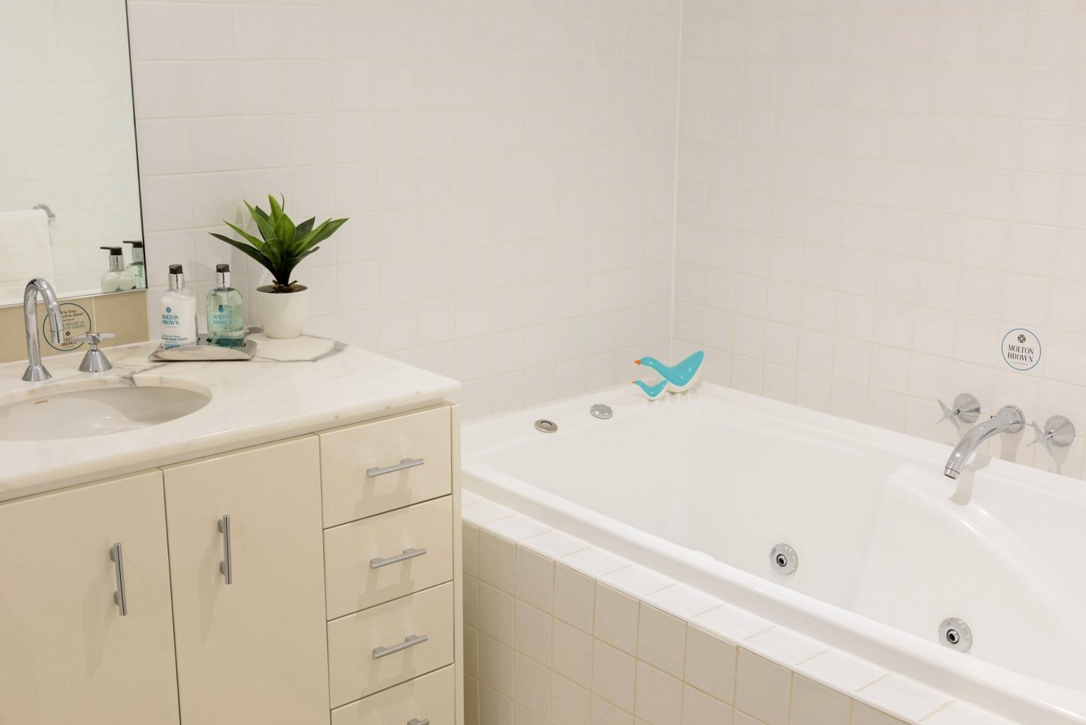 30+ Melbourne Hotels with Spa Bath in Room Jacuzzi and Hot Tub Suites