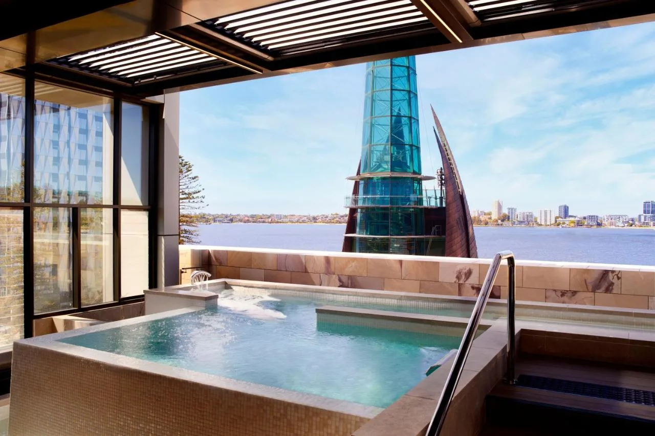 outside-jacuzzi-hotel-perth