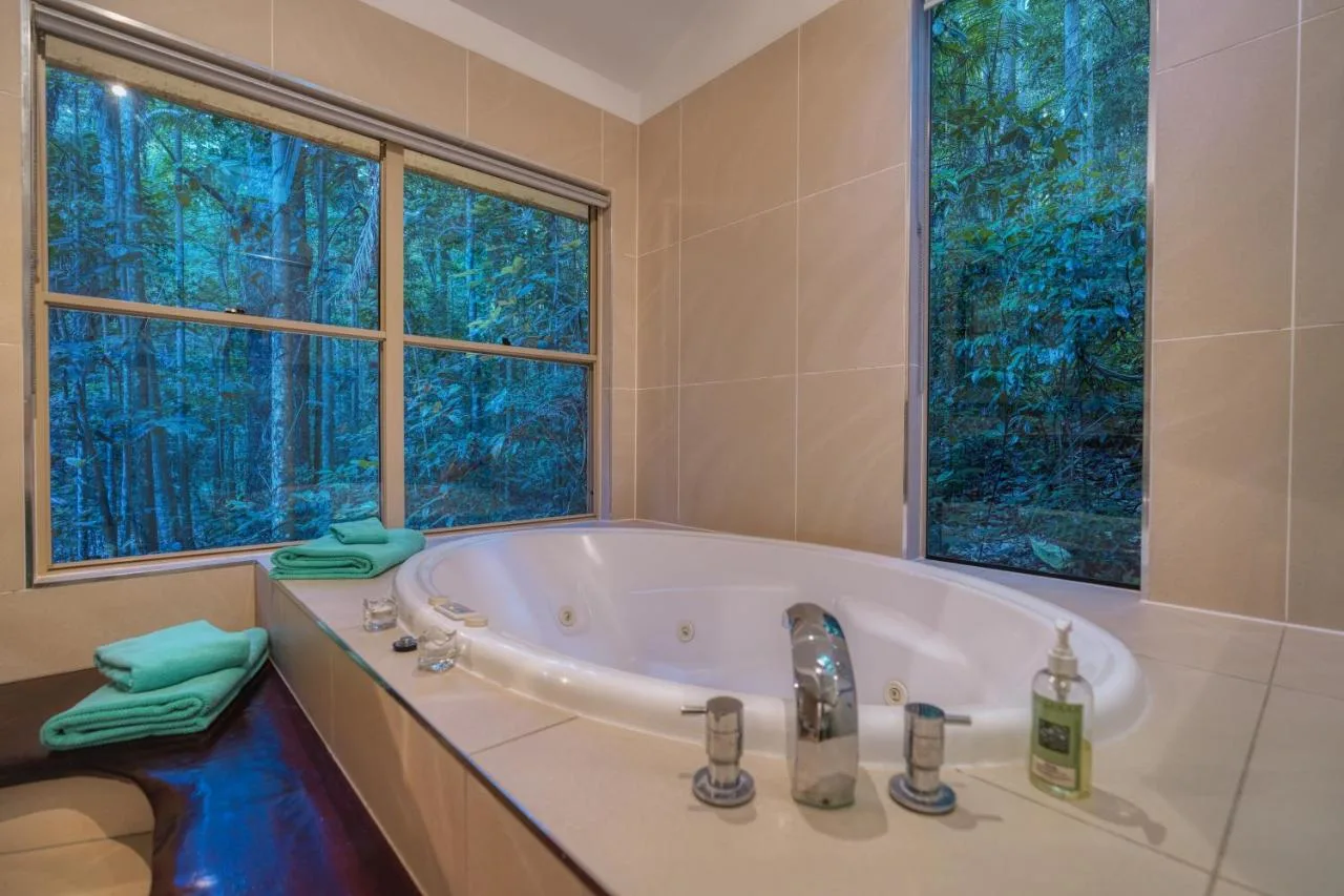 rainforest-spa-with-jacuzzi